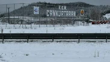 Ankara’da mayıs karı: Güzergah beyaz örtüyle kaplandı