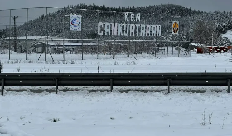 Ankara’da mayıs karı: Güzergah beyaz örtüyle kaplandı