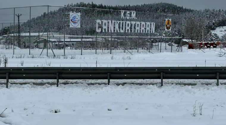 Ankara’da mayıs karı: Güzergah beyaz örtüyle kaplandı