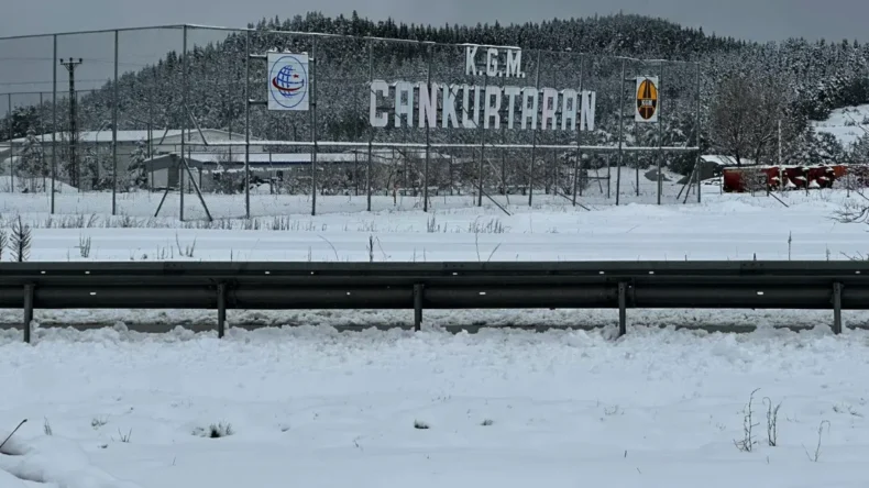 Ankara’da mayıs karı: Güzergah beyaz örtüyle kaplandı