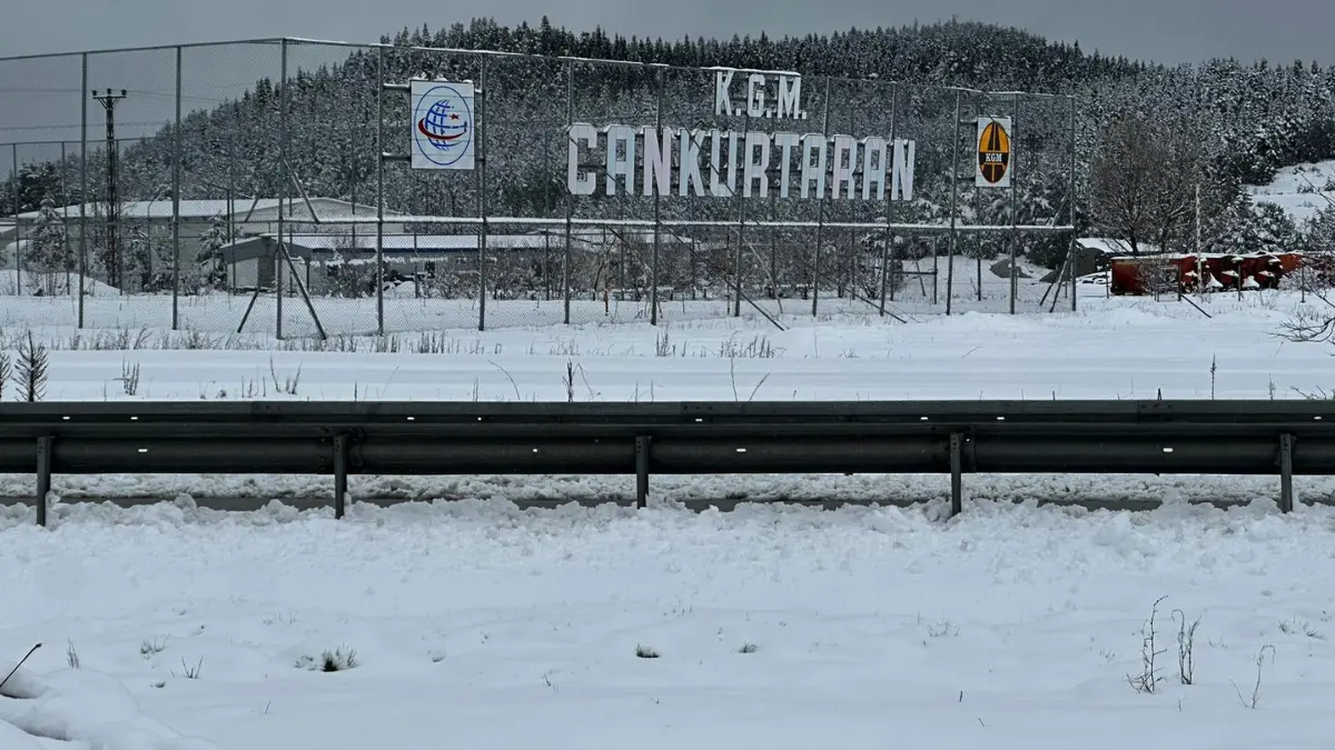 Ankara’nın kuzeyinde kar, güneyinde ise sağanak ve yağmur etkili oluyor.