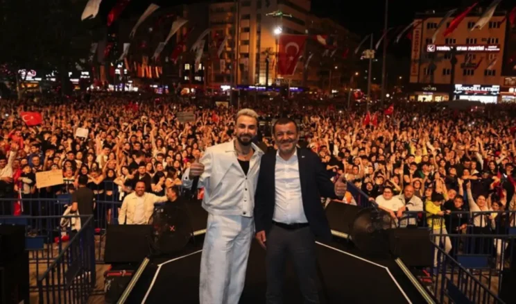 Denizli’de Sefo konserine on binler akın etti