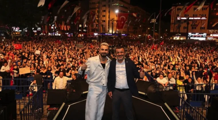 Denizli’de Sefo konserine on binler akın etti