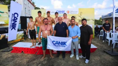 Canik’te düzenlenen Geleneksel Canik Karakucak Güreş Festivali’nde pehlivanlar, 3 kategoride