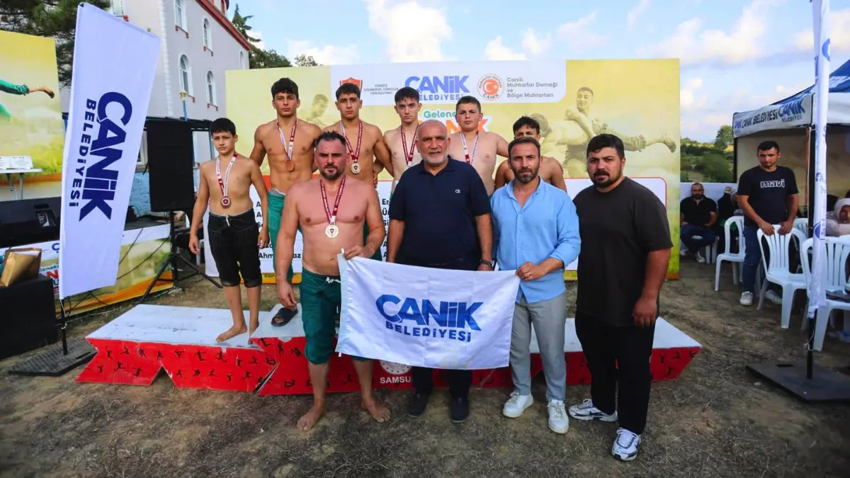 Canik’te düzenlenen Geleneksel Canik Karakucak Güreş Festivali’nde pehlivanlar, 3 kategoride