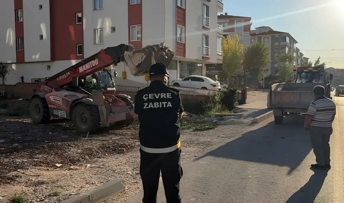 Çorum Belediyesi, boş arsaya kaçak inşaat atığı döken kişiyi tespit