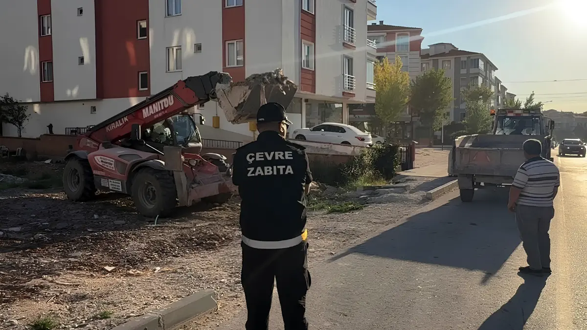 Çorum Belediyesi, boş arsaya kaçak inşaat atığı döken kişiyi tespit