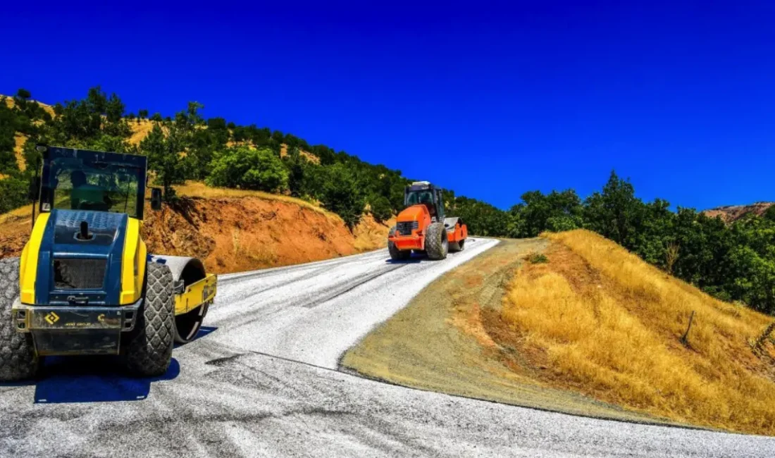 Malatya Büyükşehir Belediyesi, kırsal mahallelerde vatandaşların ulaşım standartlarını yükseltmek amacıyla