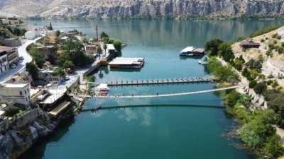 Fırat’ın suları ve tarihi taş yapılarıyla Şanlıurfa turizminin önemli duraklarından