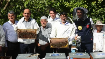 Bursa Büyükşehir Belediyesi, kırsal kalkınmayı desteklemek amacıyla Keles ilçesinde arıcılarla