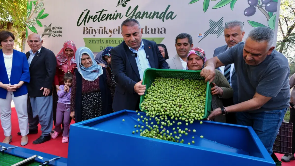 Adana Büyükşehir Belediyesi, tarımsal üretimi destekleme çalışmaları kapsamında zeytin üreticilerine