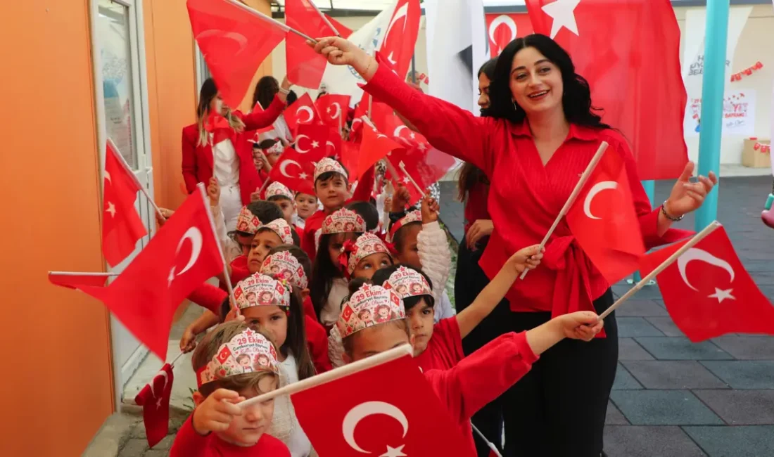 Hatay Büyükşehir Belediyesi bünyesindeki kreşlerde düzenlenen 29 Ekim etkinliklerinde çocuklar,