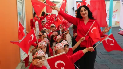 Hatay Büyükşehir Belediyesi bünyesindeki kreşlerde düzenlenen 29 Ekim etkinliklerinde çocuklar,