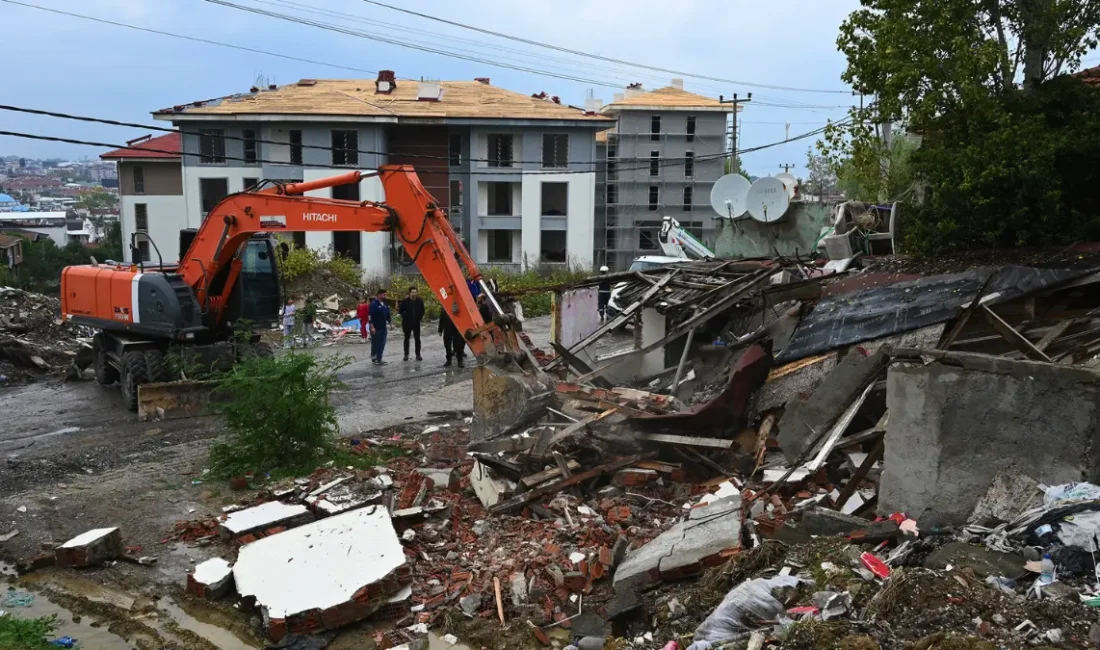 Yalova Belediyesi, Bağlarbaşı Mahallesi’nde kentsel dönüşüm çalışmalarının ikinci etabında yıkım
