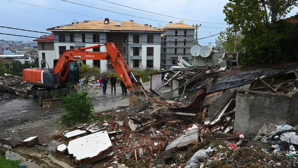 Yalova Belediyesi, Bağlarbaşı Mahallesi’nde kentsel dönüşüm çalışmalarının ikinci etabında yıkım